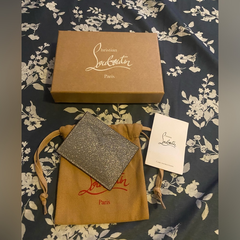 🆕 CHRISTIAN LOUBOUTIN NWT
Hot Chick glittered leather card holder